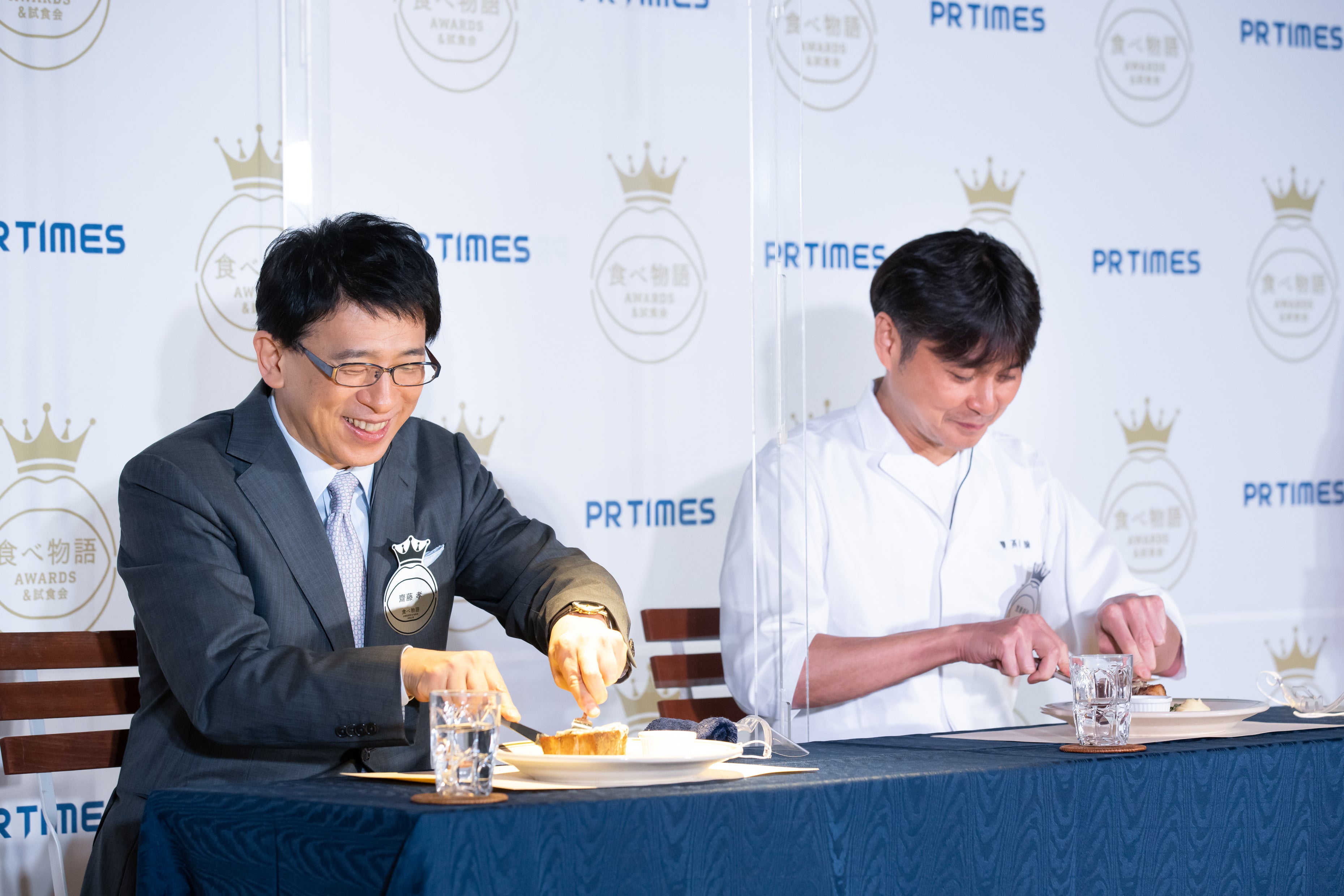 受賞店の新メニューを味わう齋藤先生と笠原シェフ