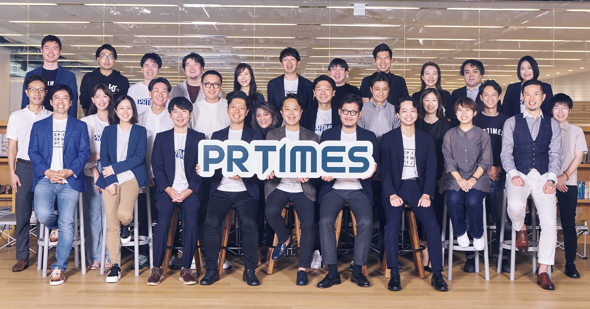 左前から（1列目）山口、名越、黒須、斉藤、竹内、遠藤、三浦、吉田、村田（2列目）神谷、宮嵜、伊藤、新岡、鳥居、江口、平野、柳原、牧、金子（3列目）三島、山田(真)、櫻井、杉本、平出、樋口、山田(和)、舛田、片岡、高田、丸花