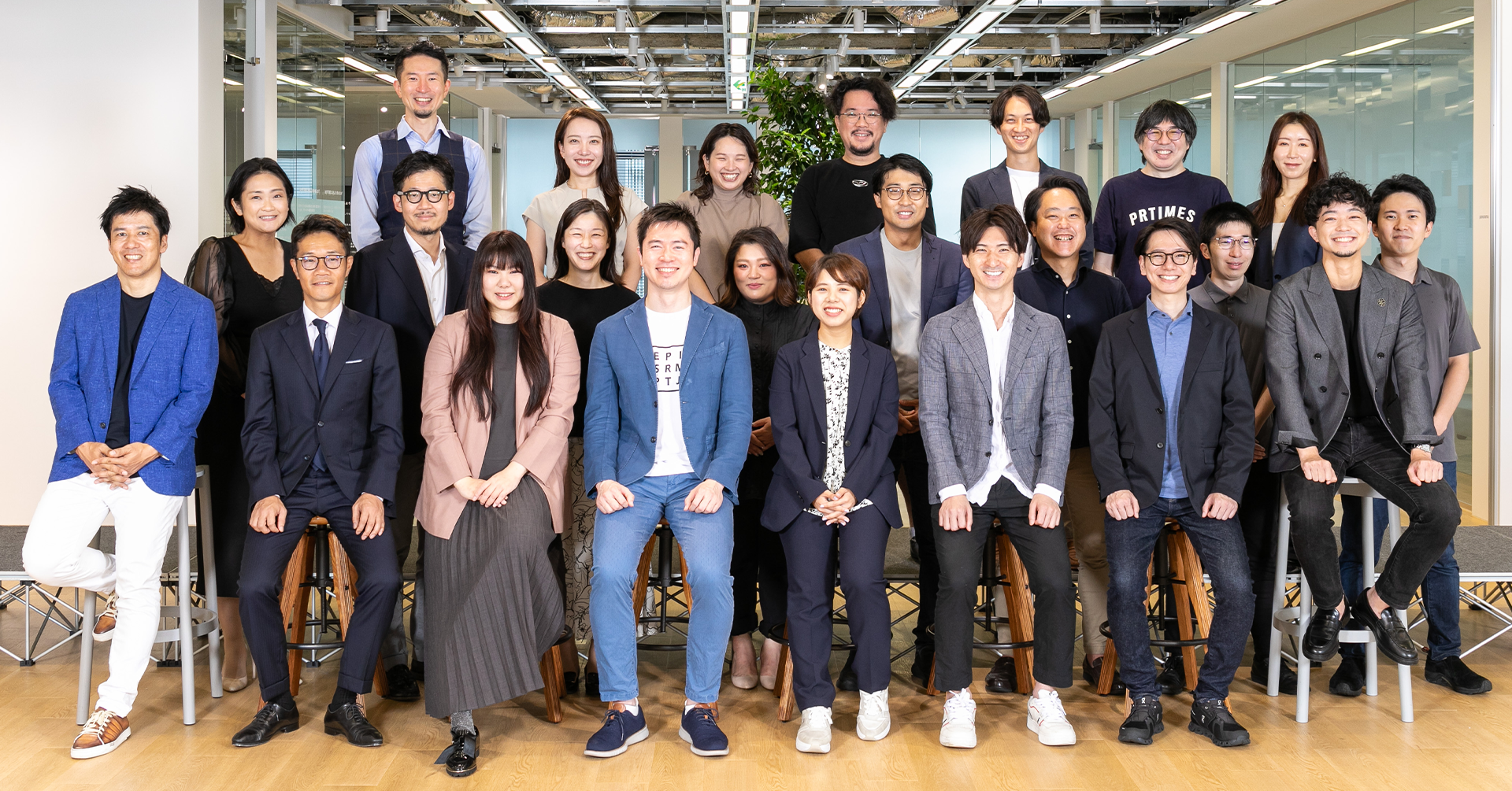 左から、（1列目）山口・神谷・小暮・三島・吉田・長野・柏木・三浦（2列目）丸花・遠藤・柳原・鳥居・山田真輔・竹内・金子・櫻井（3列目）村田・片岡・桑田・安達・牧・山田和広・平出