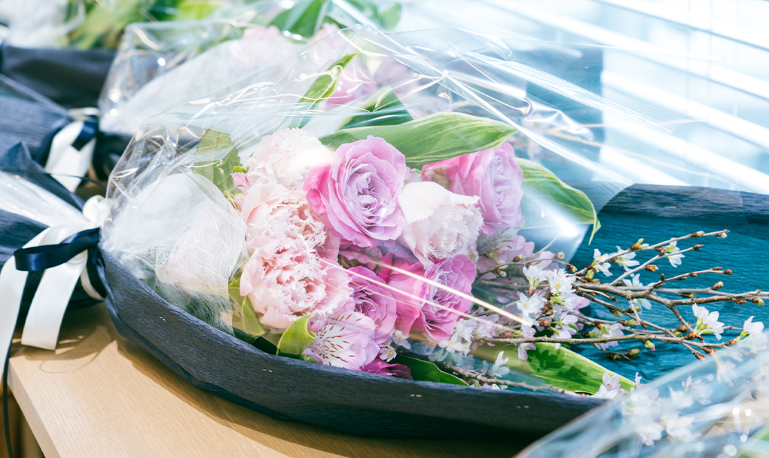 入社式で手渡された春をイメージした花束