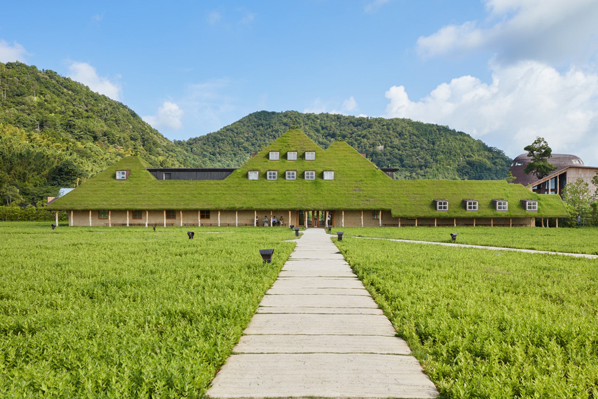 たねや・クラブハリエのフラッグシップ店「ラ コリーナ近江八幡」（滋賀県近江八幡市）