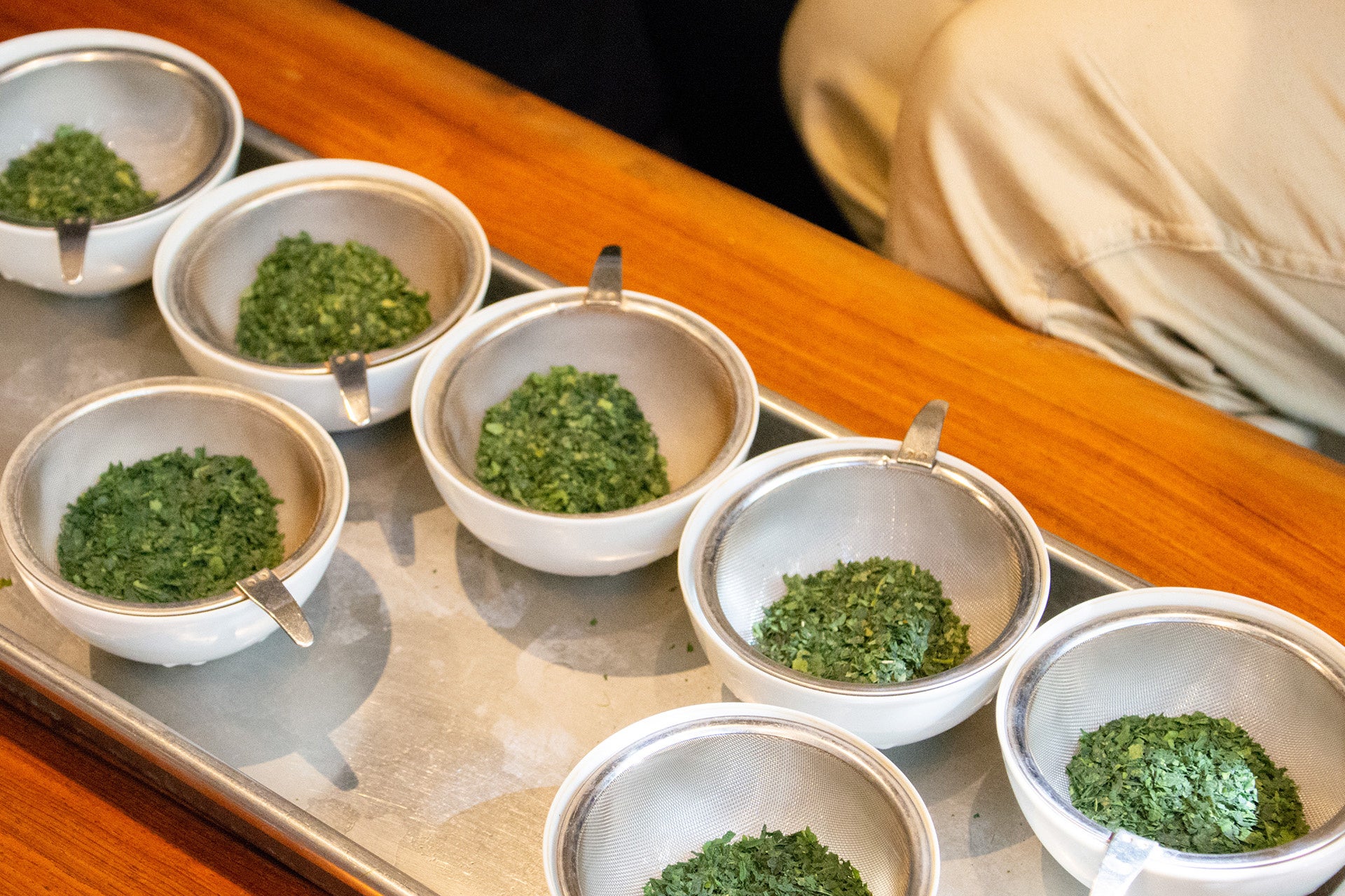 抹茶選びの様子