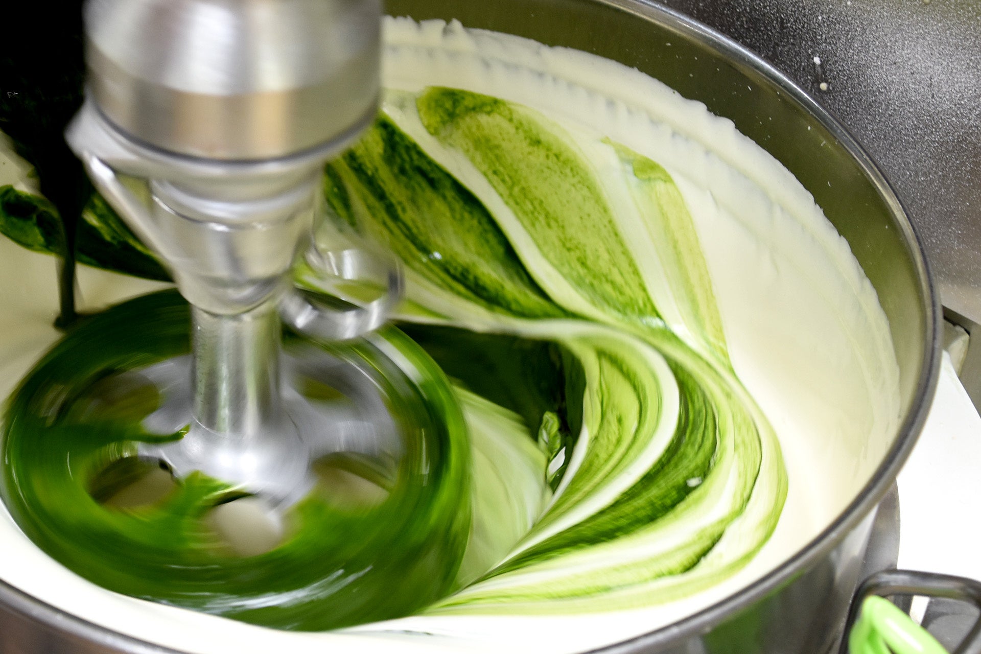 クラブハリエ専用に火入れした抹茶のはいった生地