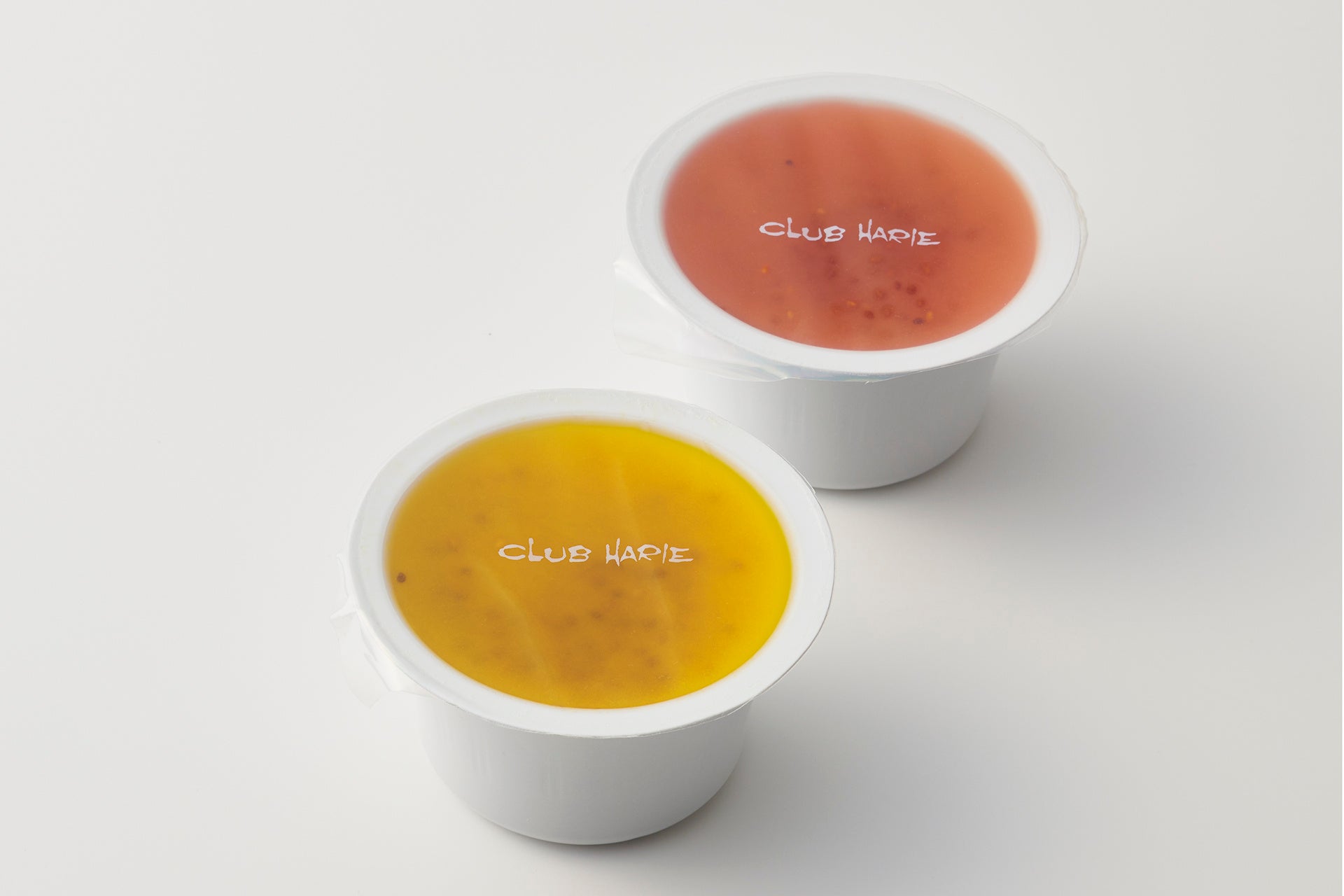 リュリュ　手前：チアシード×マンゴー＆パッション　奥：チアシード×グァバ（各486円〜）