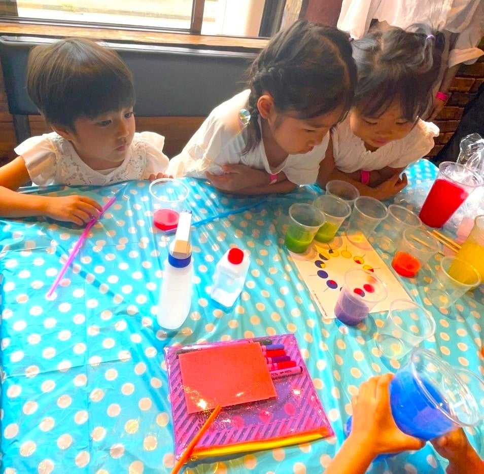 絵本の読み聞かせ後に「願いを叶えるカラフルスライムジュースづくり」を実施