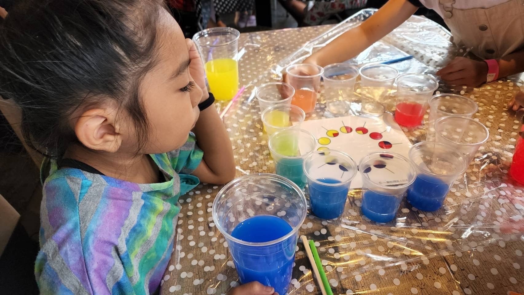 親子で色彩を楽しく学ぶ