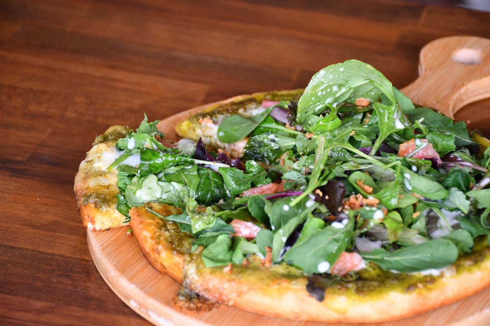 テイクアウトして園内のベンチでばらを見ながら食べることもできます