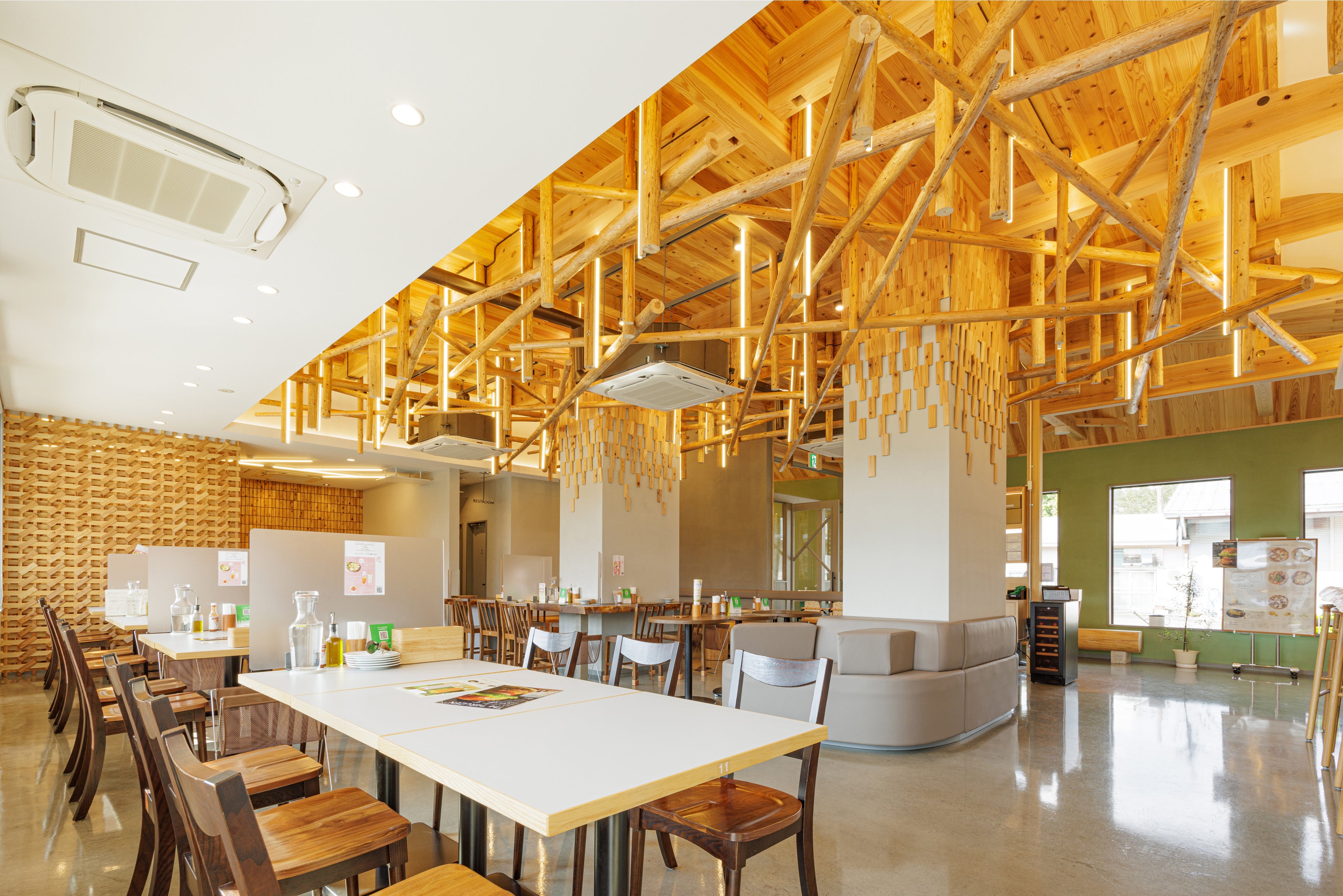 サステナビリティを施した、木のぬくもりを感じられる店内