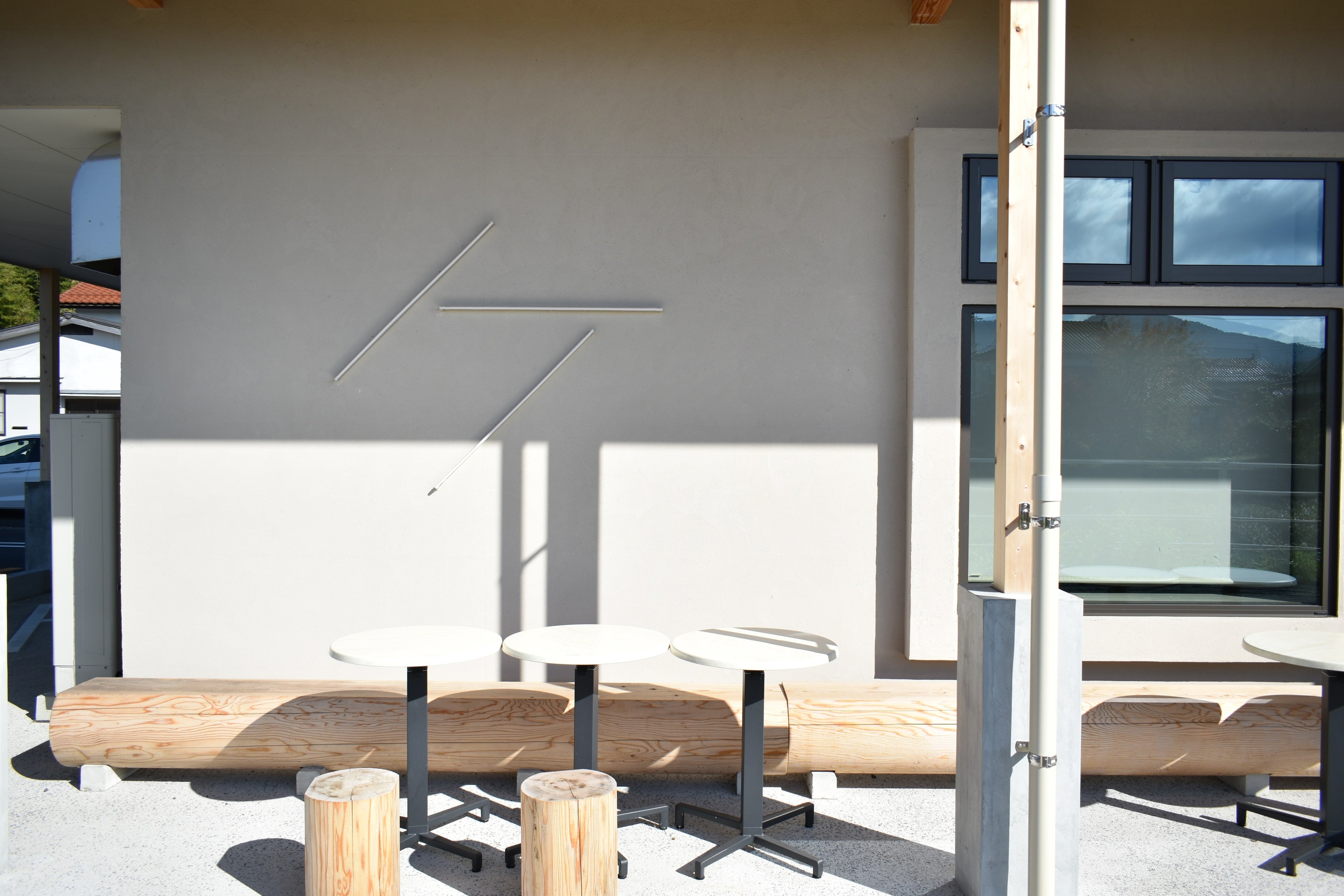 ハレとケの「ケ」をモチーフにした看板