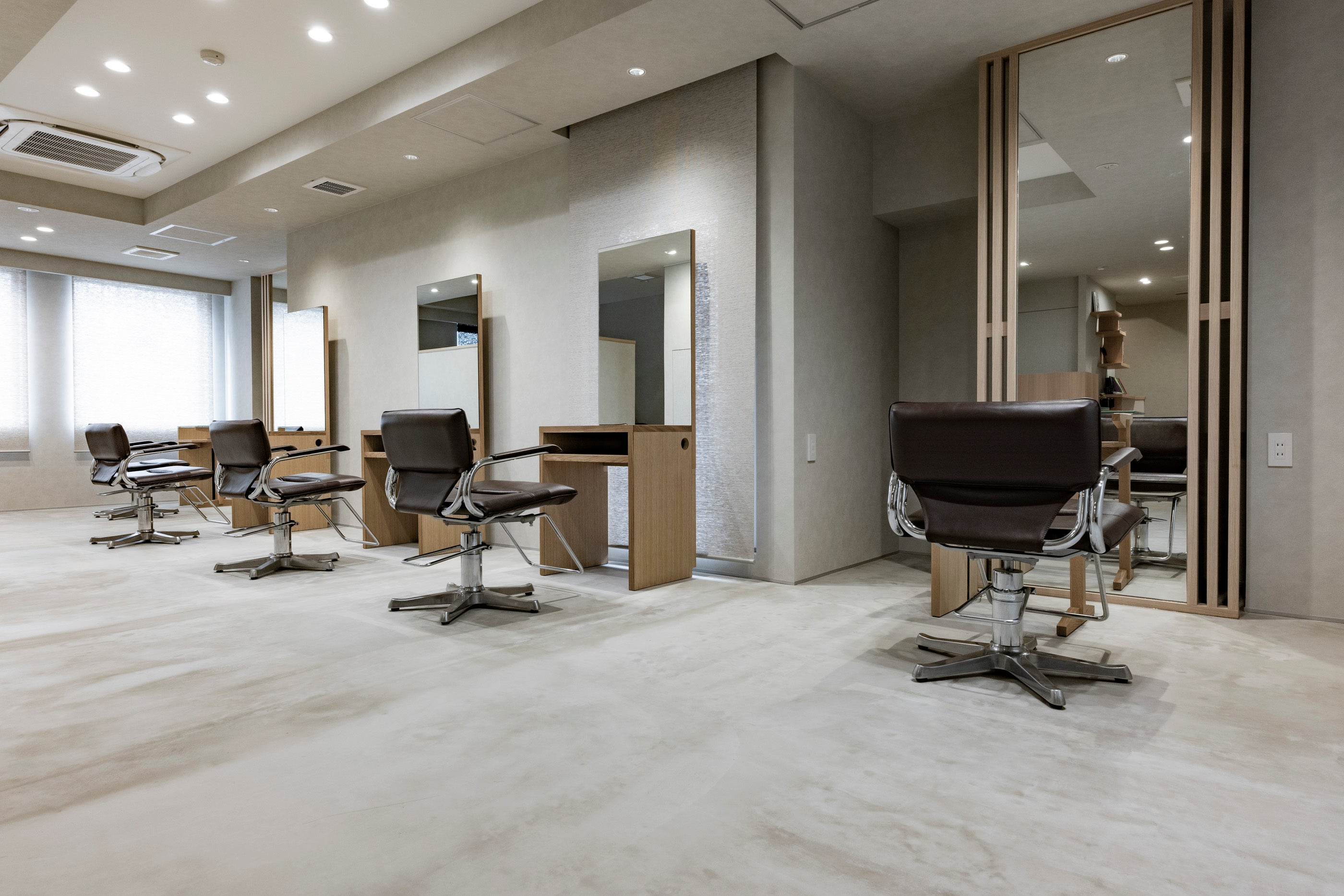 個室以外にも美容院としての機能も充実のサロン