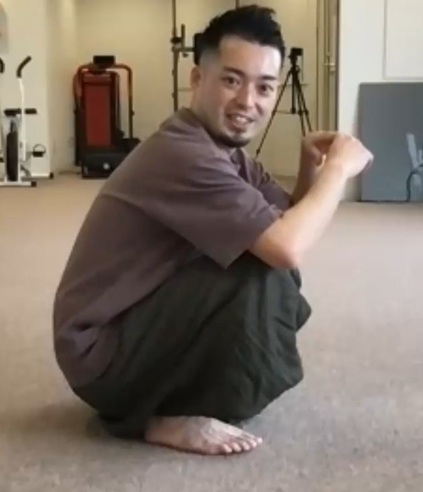 かかとをつけてしゃがむ