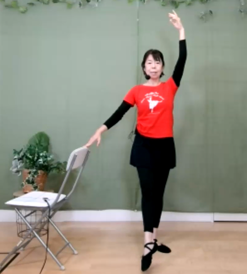 腹筋を使って足を上げる