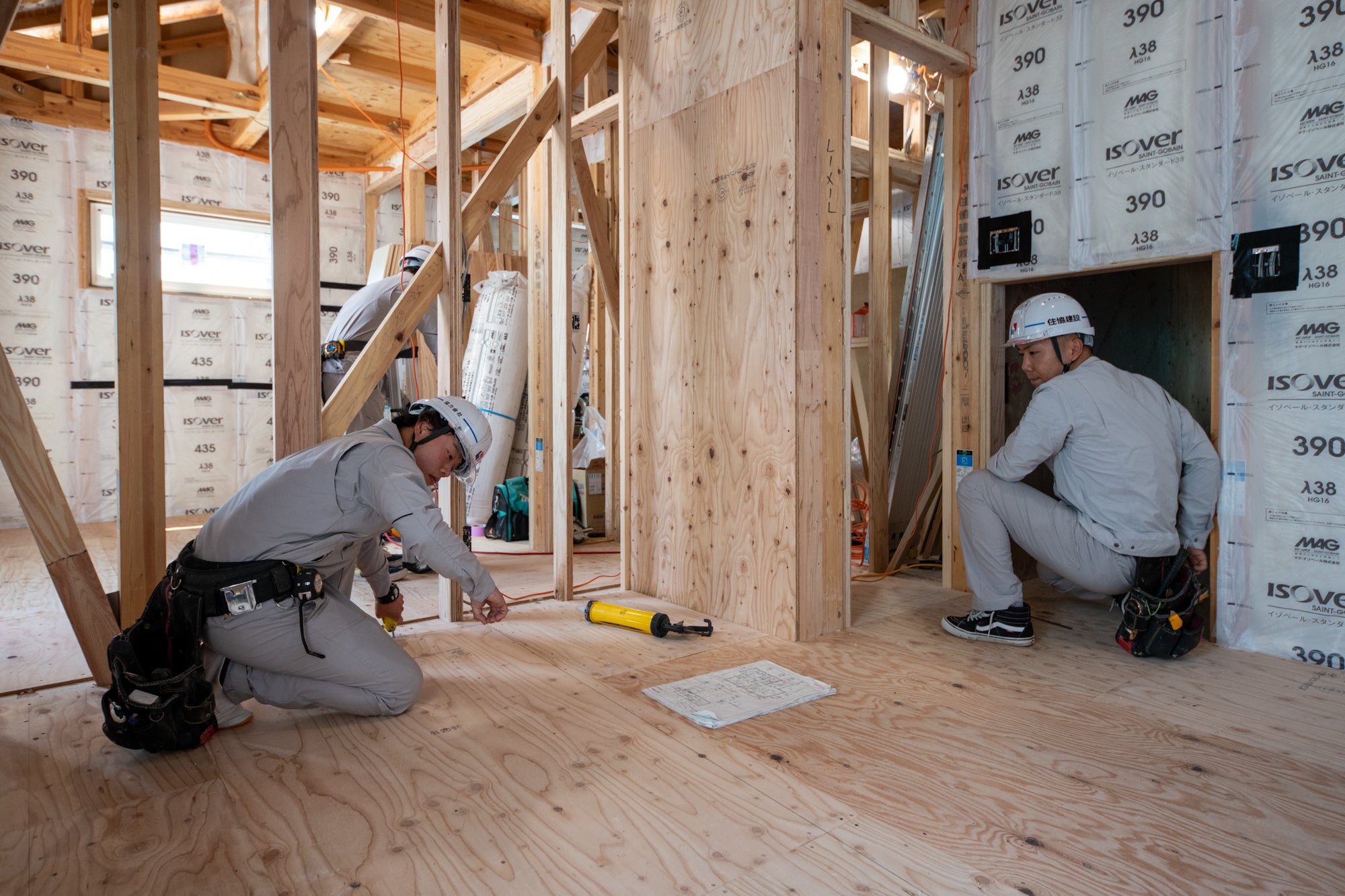 互いにアドバイスしながら作業しています。