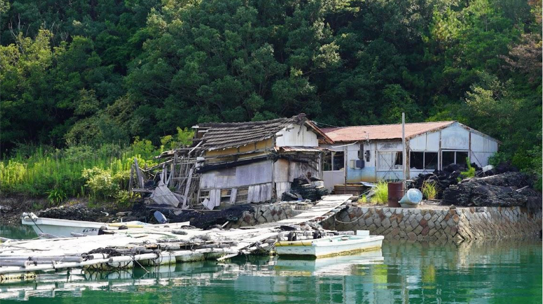 リフォーム前の「UMILABO」朽ち果てて廃材が今にも海に流されそうだった