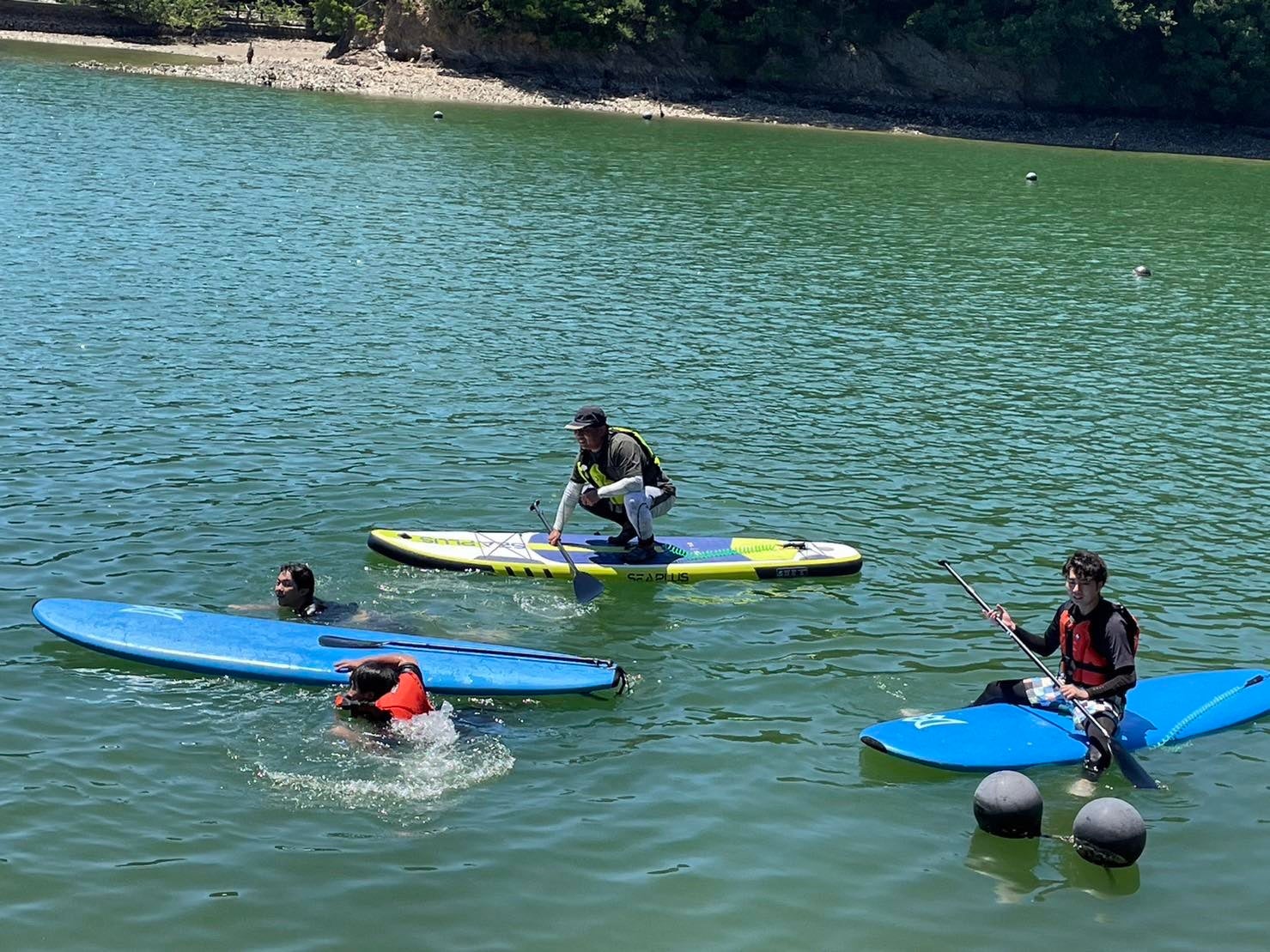 養殖場跡地のすぐ近くでSUPを楽しむ参加者