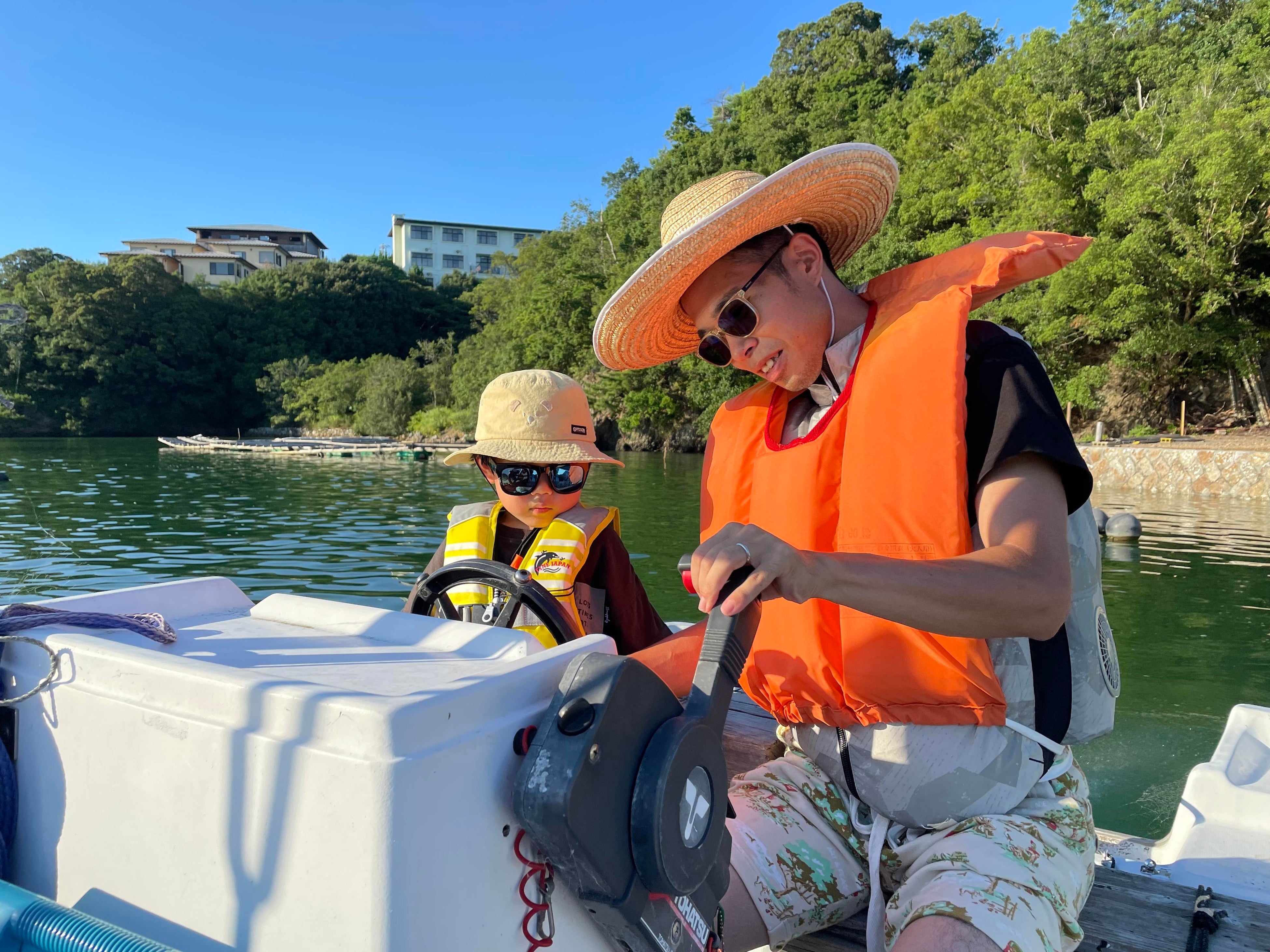 英虞湾の移動に欠かせない船の操縦を子どもに教える