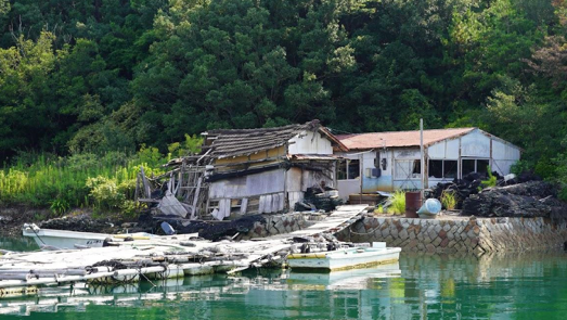 2021年の真珠養殖場の様子？、護岸が崩れ養殖場にある建物も傾いている