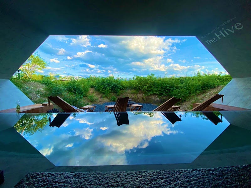                          ハーブガーデンと雄大な立山連峰を臨むインフィニティ水風呂