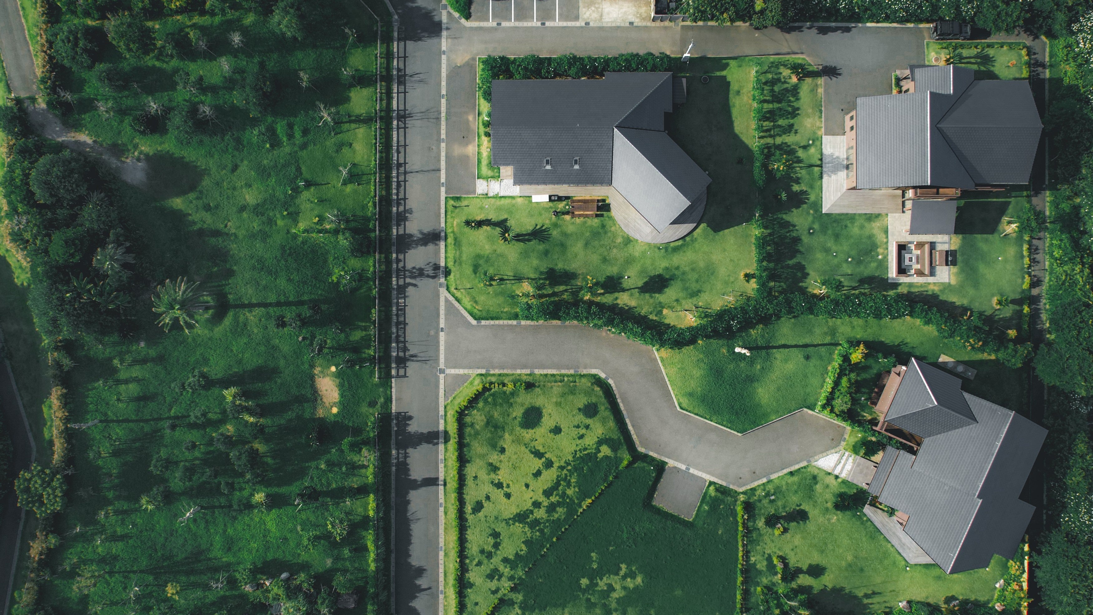 共用の芝生エリアでお仕事も可（屋外用のチェア有）