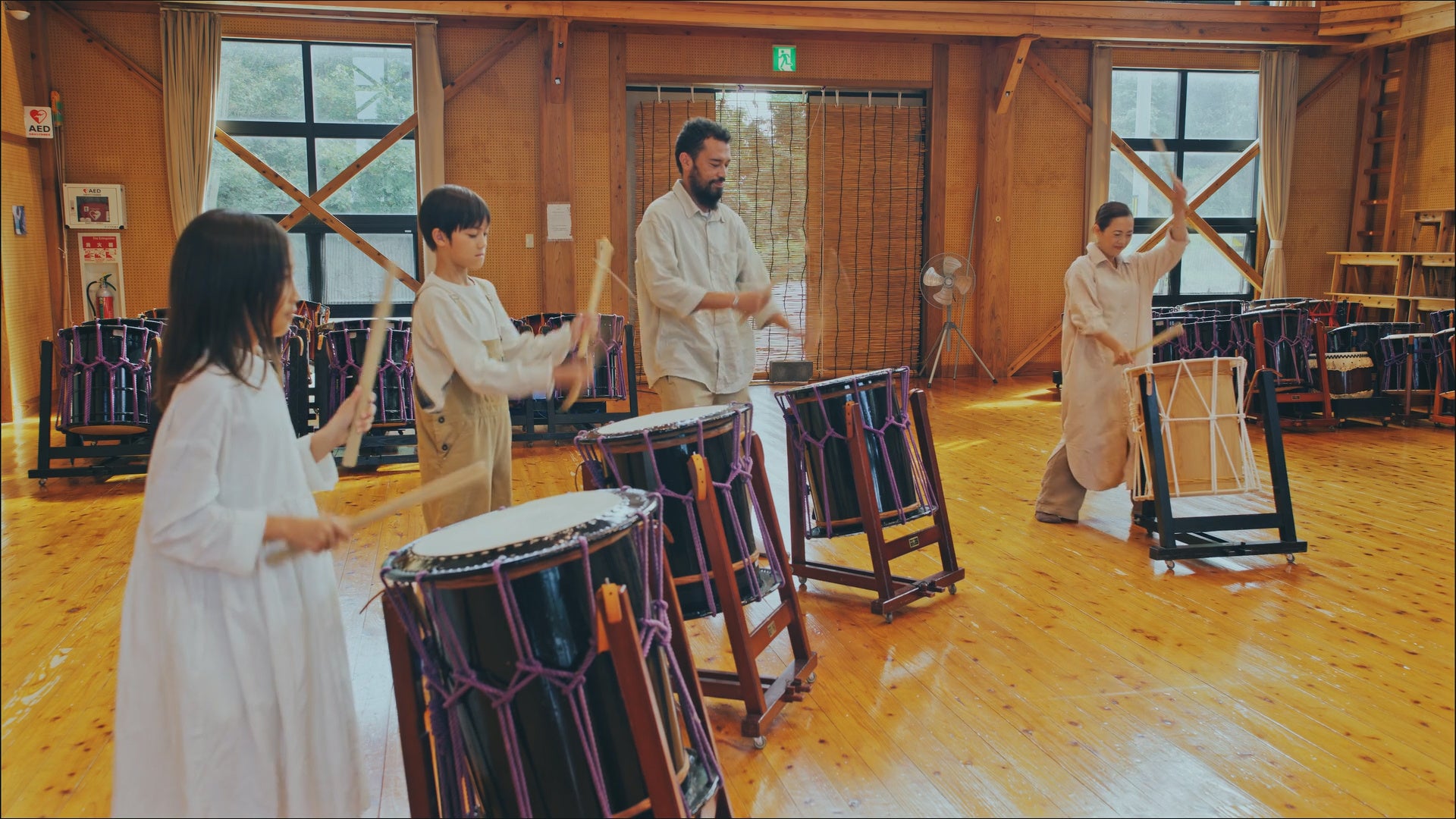 佐渡たたこう館では家族で太鼓体験