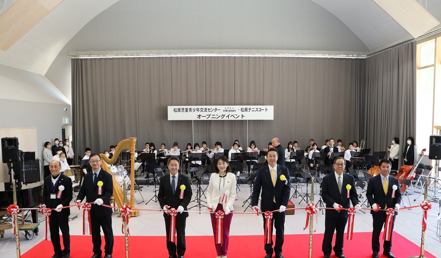 【草加市立松原児童青少年交流センター「miraton(ミラトン)」　オープニングイベント】 草加市長　山川百合子氏（中央）・弊社代表取締役社長　坂井徹（右）ほか関係者によるテープカット