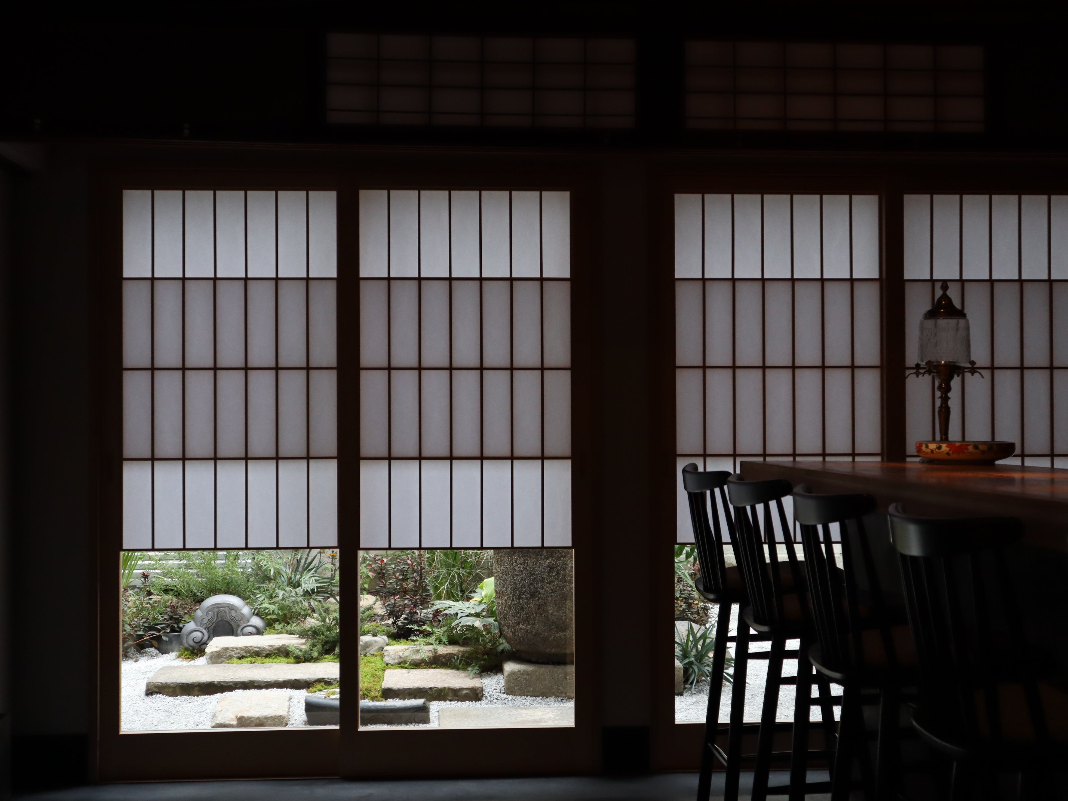 雪見障子から覗く坪庭 