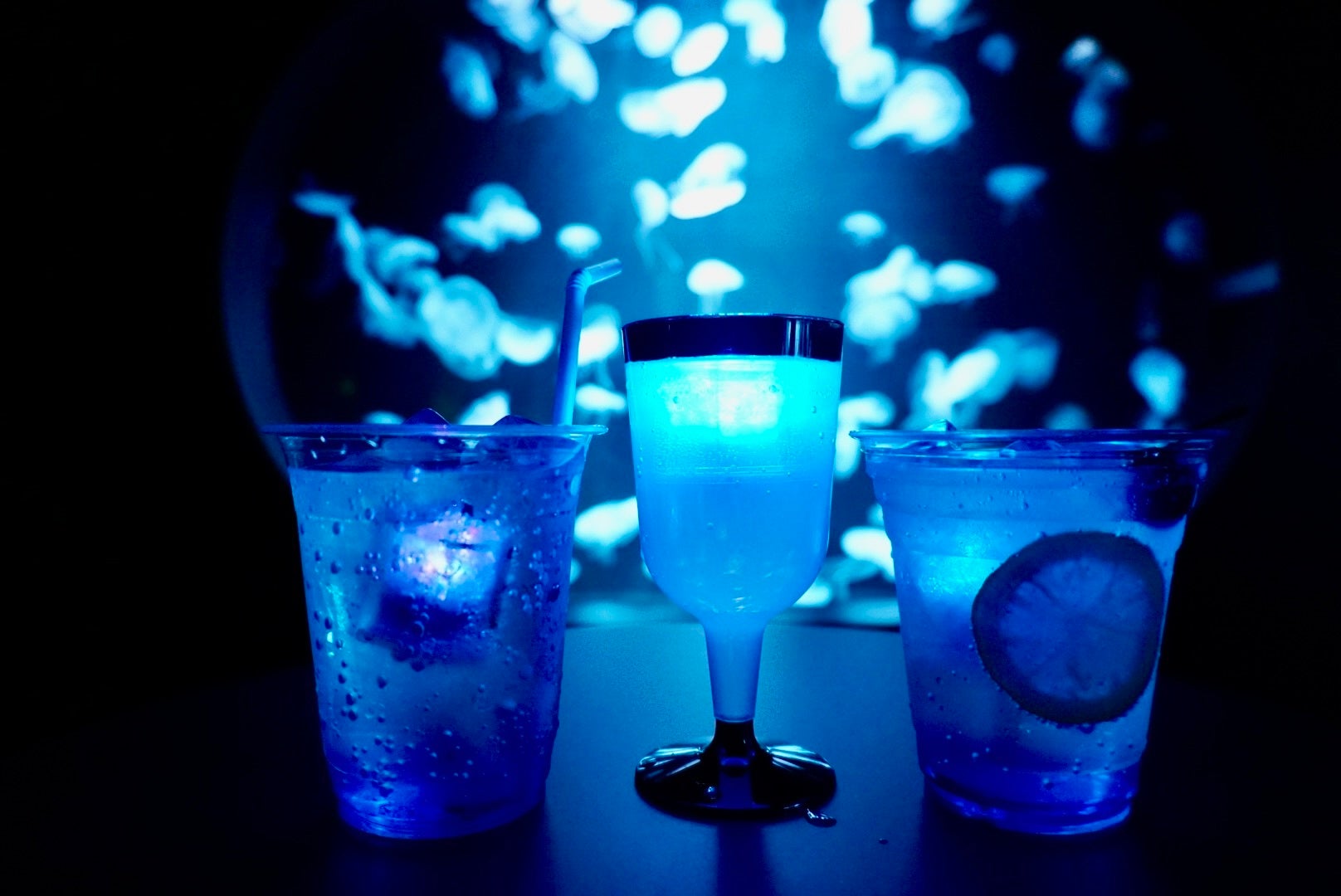 【青く光るドリンク各種】
