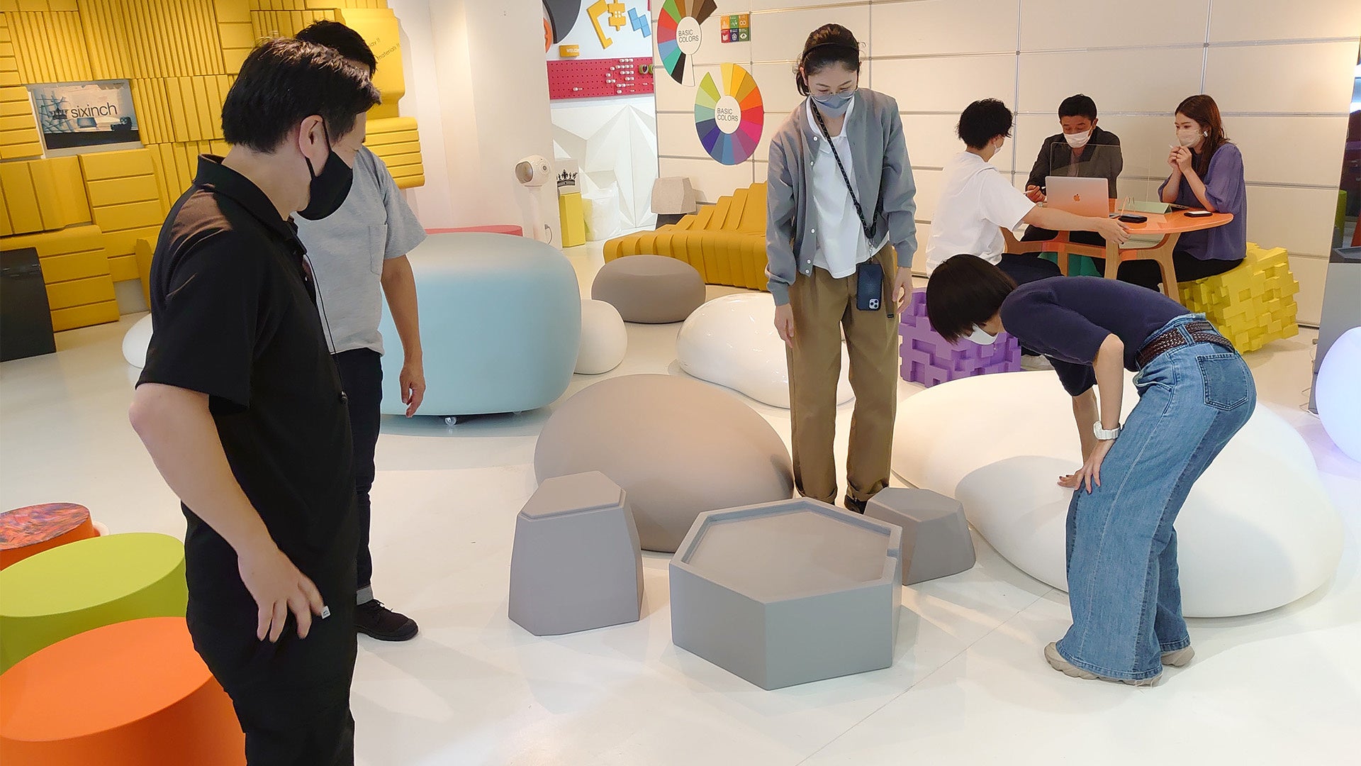 【デザイン検討時の様子】