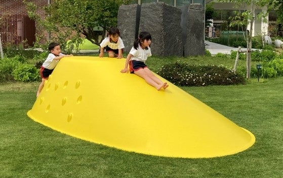 公共空間では初となる「JAKUETS×皆川明氏」の コラボレーション遊具『bird in the nest』