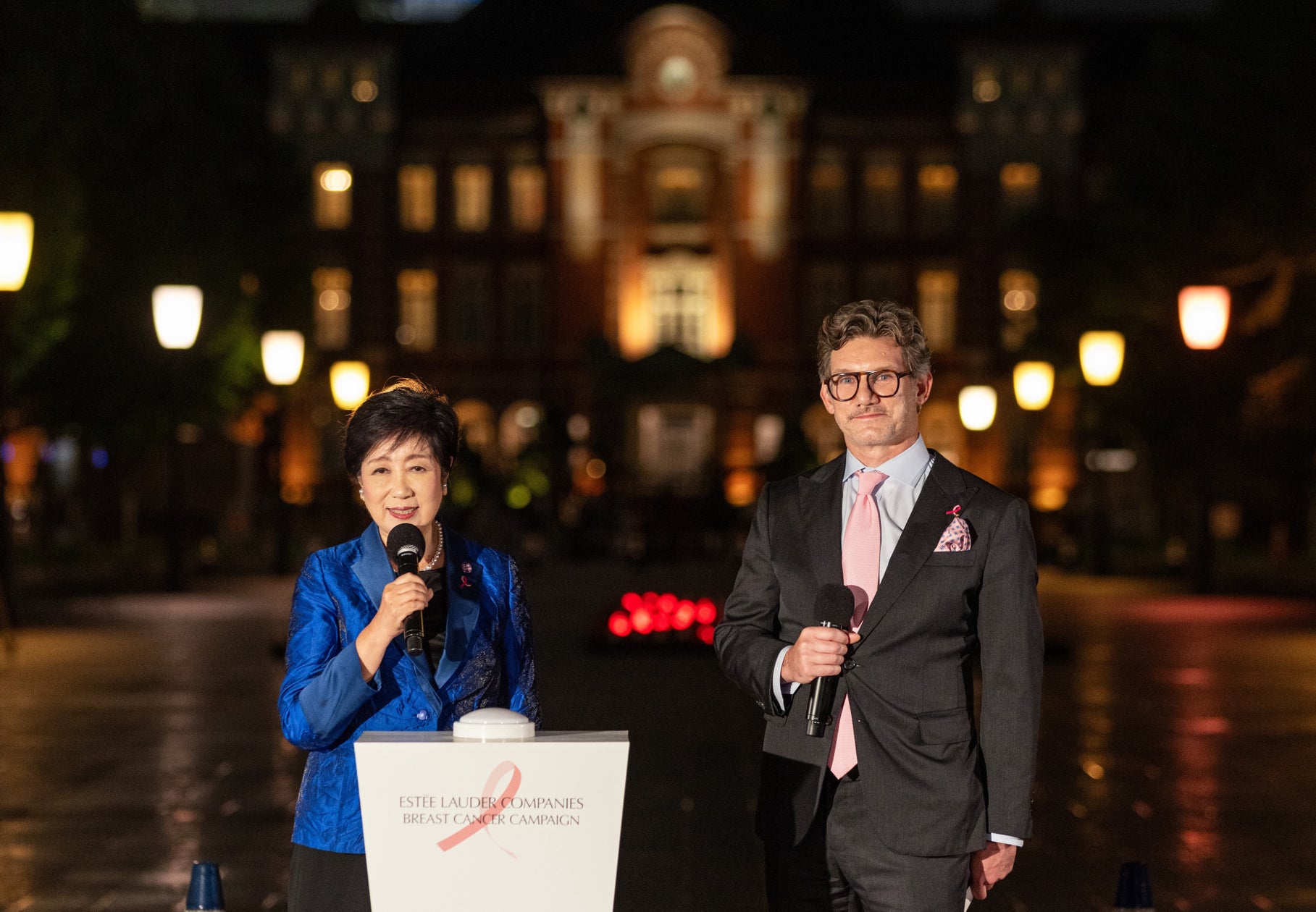 小池百合子東京都知事と共に、「乳がんのない世界へ」を願い点灯 / 360機のドローンが照らす、東京 丸の内の夜空に浮かぶピンクリボン | ELCジャパン合同会社のプレスリリース