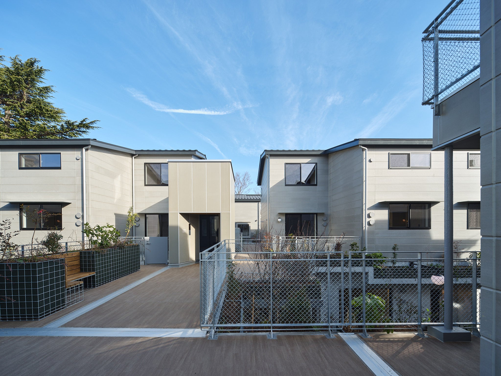 各住棟はデッキでつながる