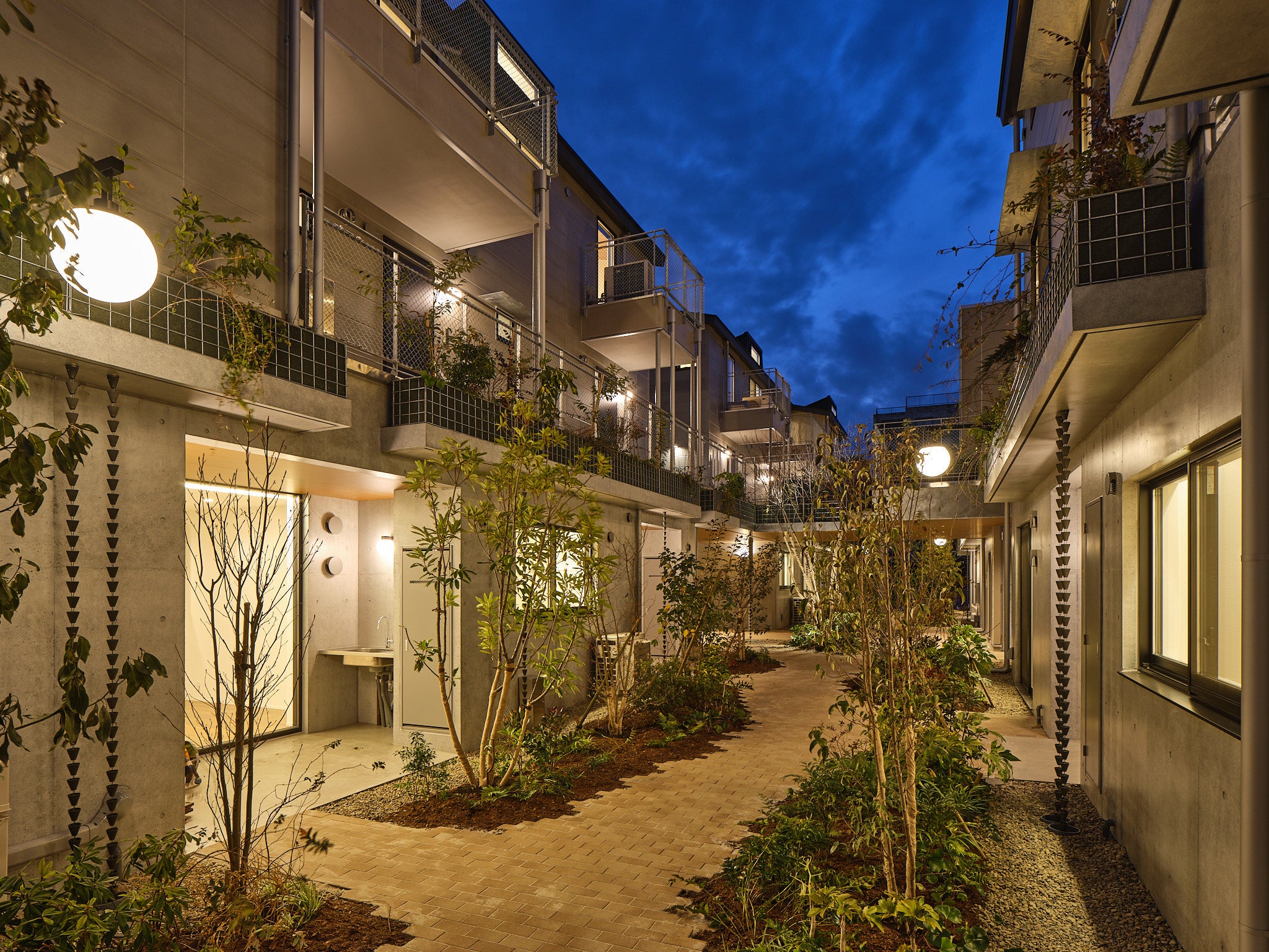 village内通路の夕景