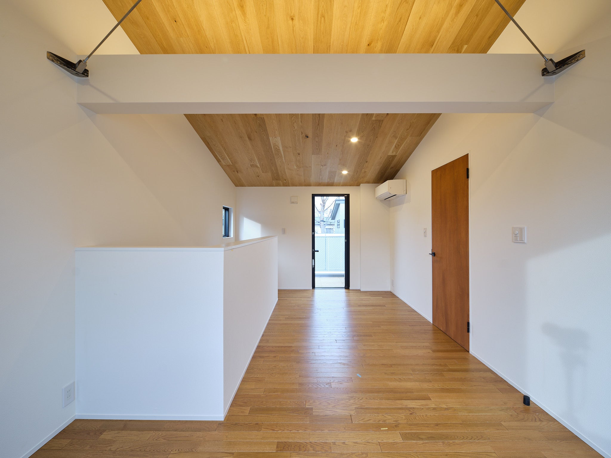 部屋のように使える広々とした踊り場