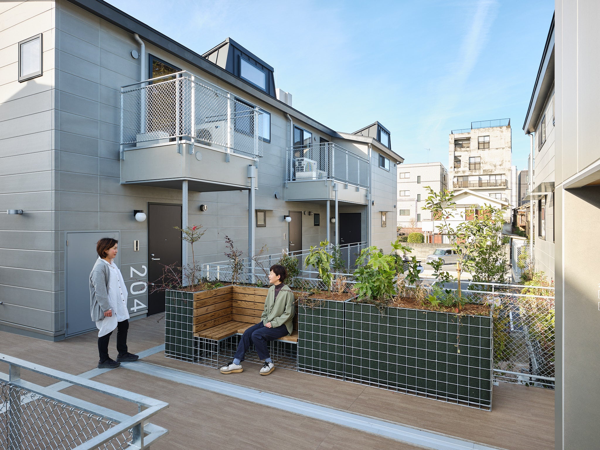 ベンチのある共有デッキ