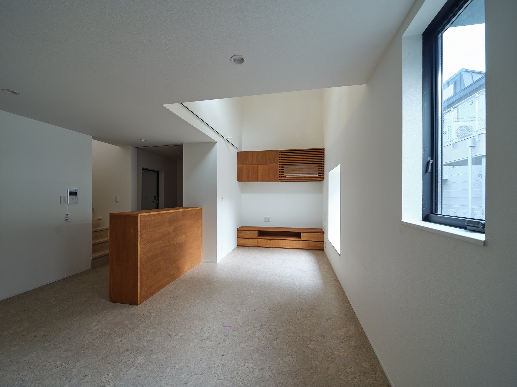 住戸例。吹き抜けを介して自然光が降り注ぐ