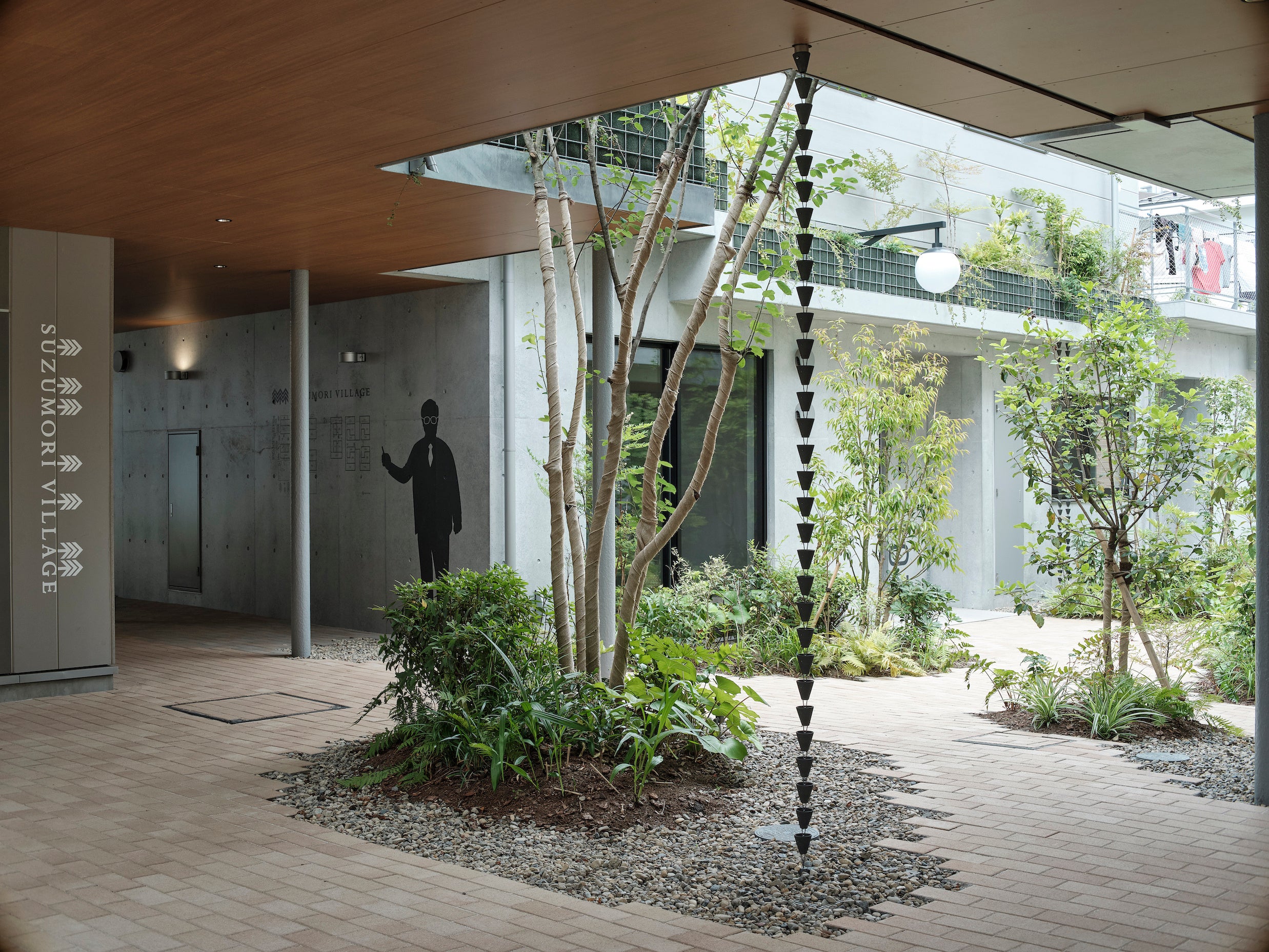 2階の植栽を潤した雨水は、鎖樋を通って地面に染み込む