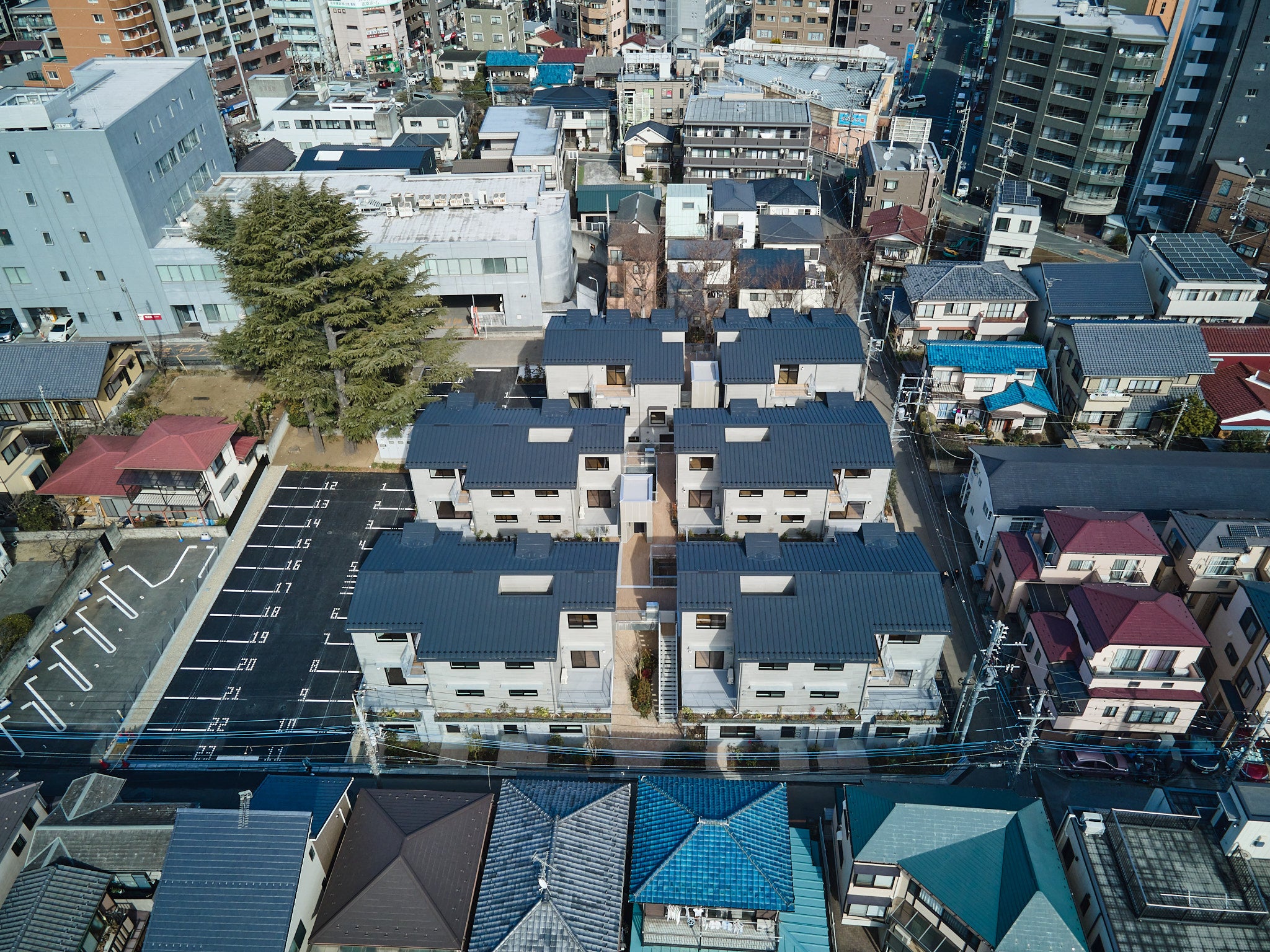 周辺の住宅街に配慮し低層棟とした