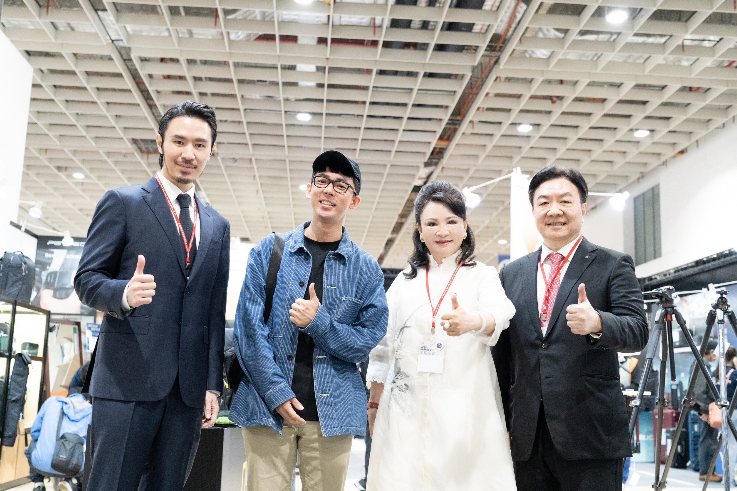 右から正成グループ社長の丘揚祖、会長の陳怡璇、台湾ニューメディア映像クリエイター協会会長の阿滴（Ray Du）氏、正成グループ副社長の丘紘豪