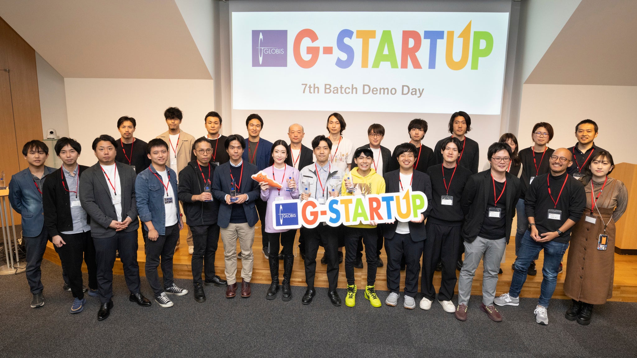 7th batch採択企業26社の起業家たち（Demo Day参加者）