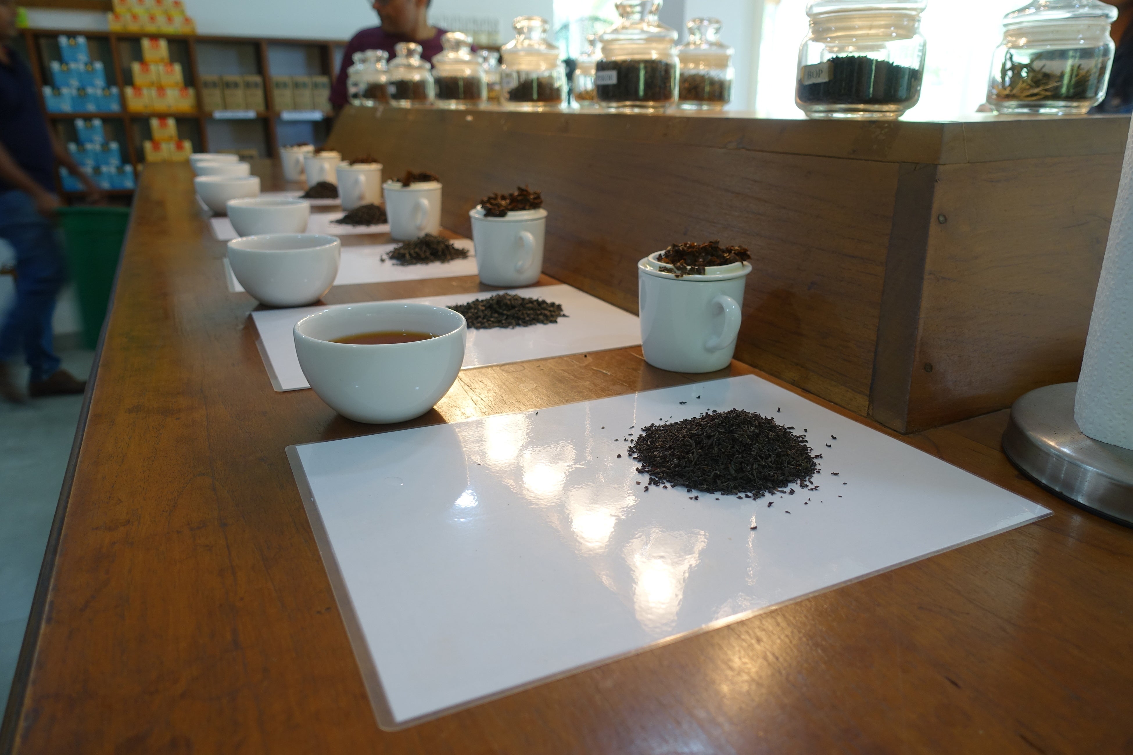 良い茶葉を仕入れるために様徹底的にテイスティング