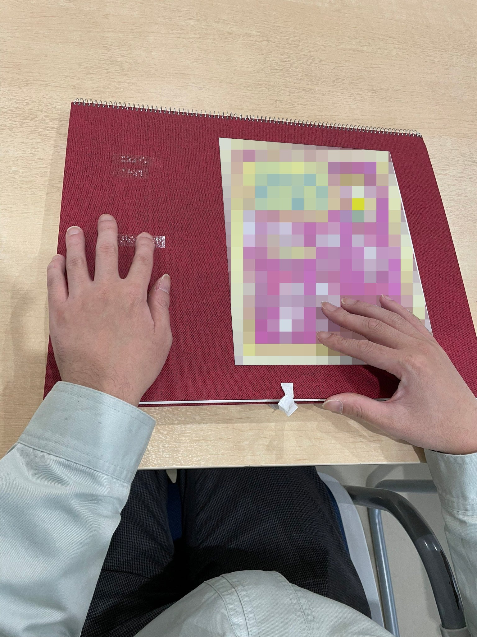 手作りした触る絵本の表紙を確認している写真