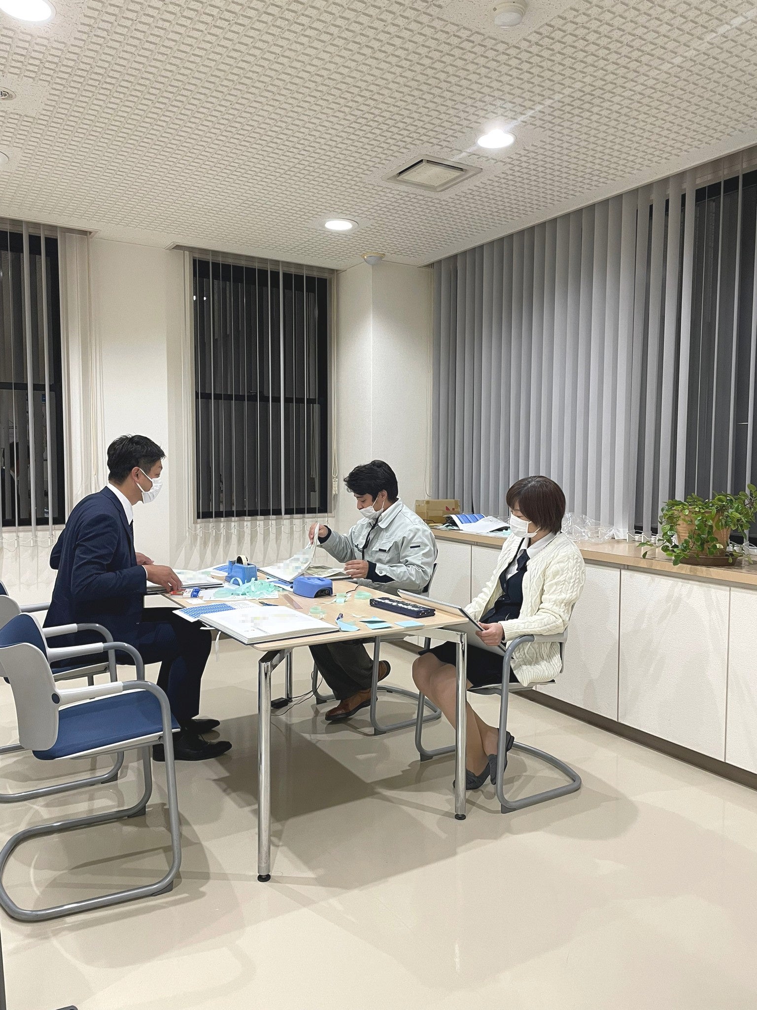 絵本に点字シールを貼付している写真