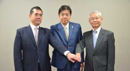 写真左から、緒方印刷所  緒方社長、城野印刷所 城野社長、グループ会社　三恵印刷株式会社 髙井相談役