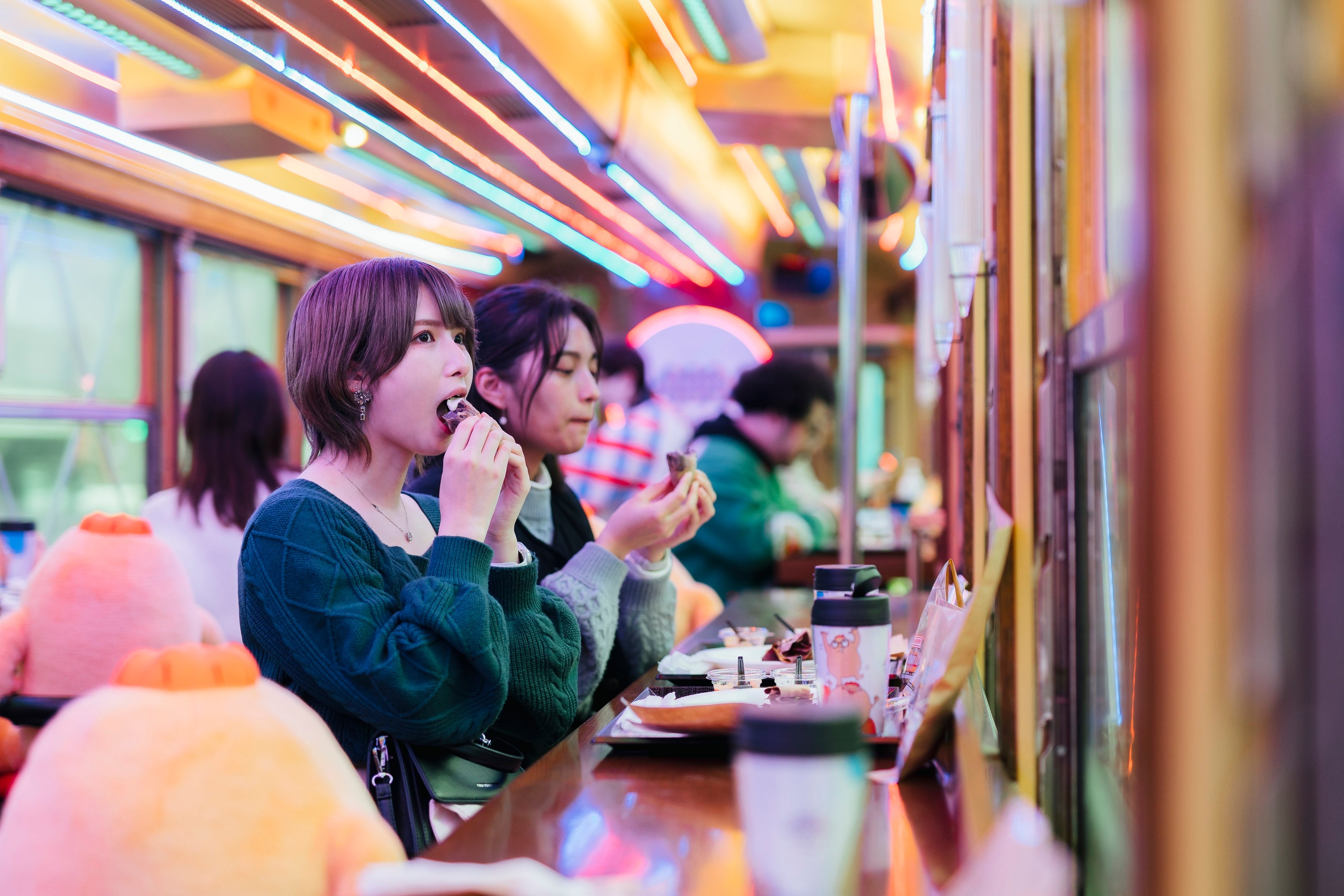 ほくほくの焼き芋を⾷べながら街中を巡る体験型路⾯電⾞「マグマ