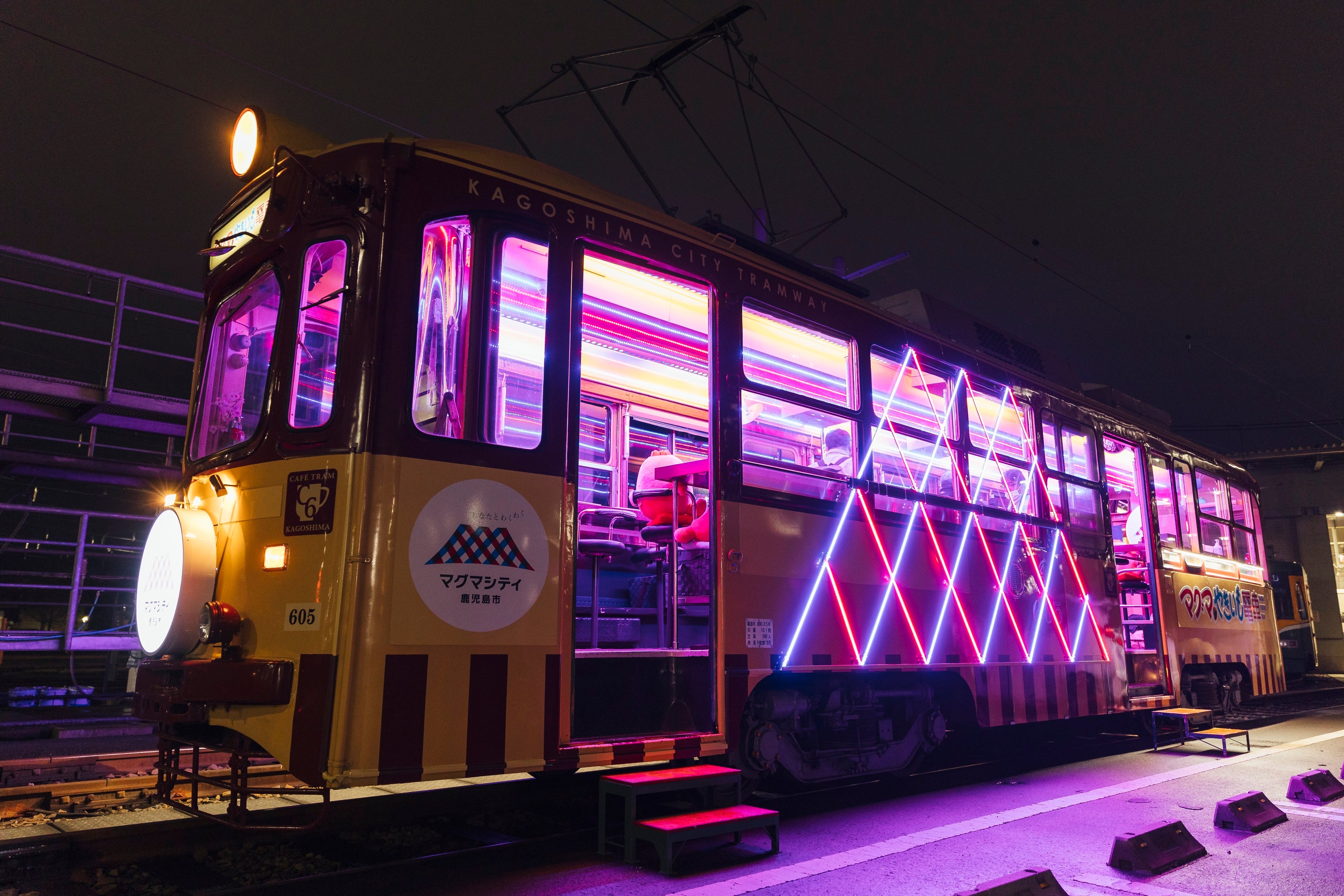 ほくほくの焼き芋を⾷べながら街中を巡る体験型路⾯電⾞「マグマ