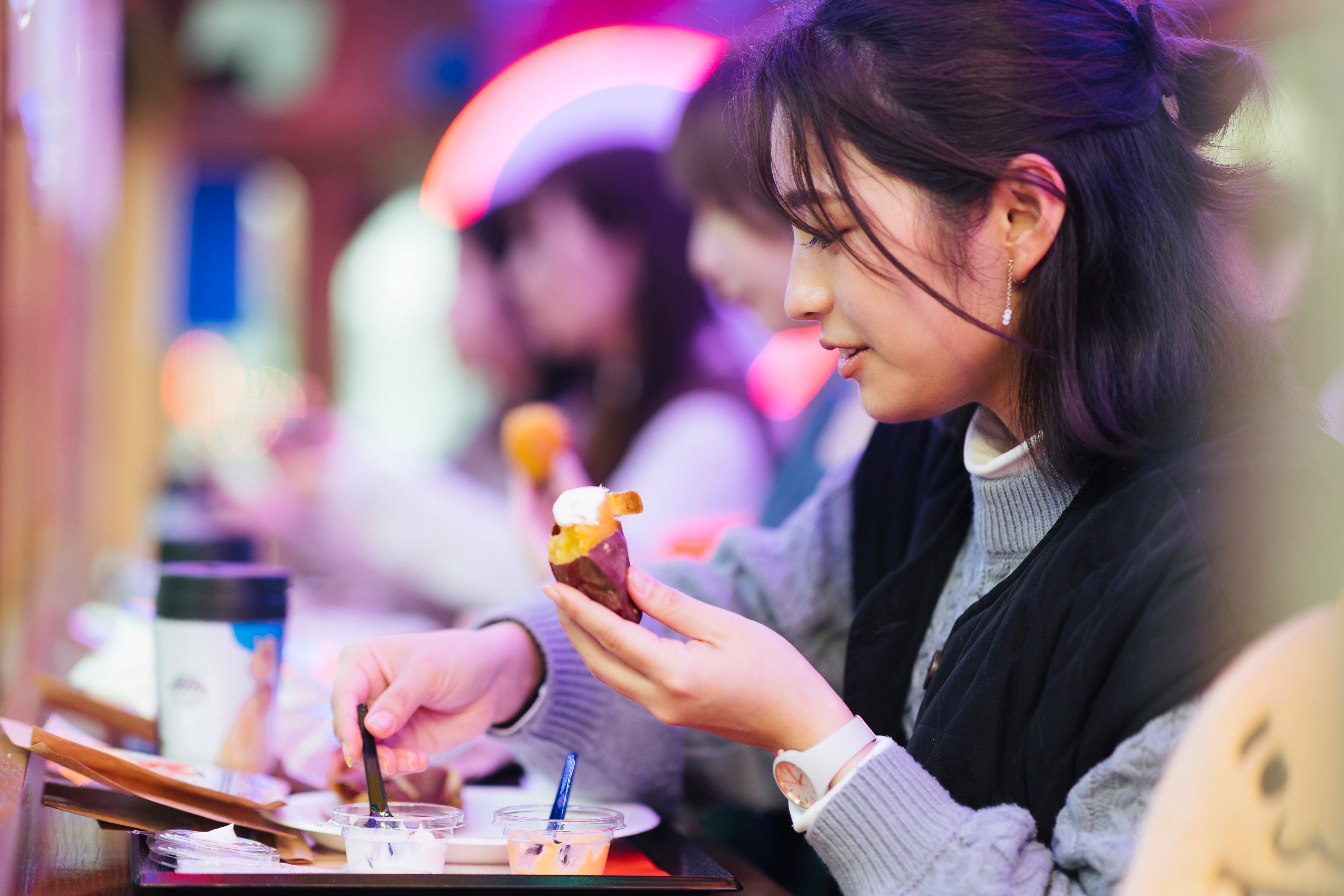 ほくほくの焼き芋を⾷べながら街中を巡る体験型路⾯電⾞「マグマ