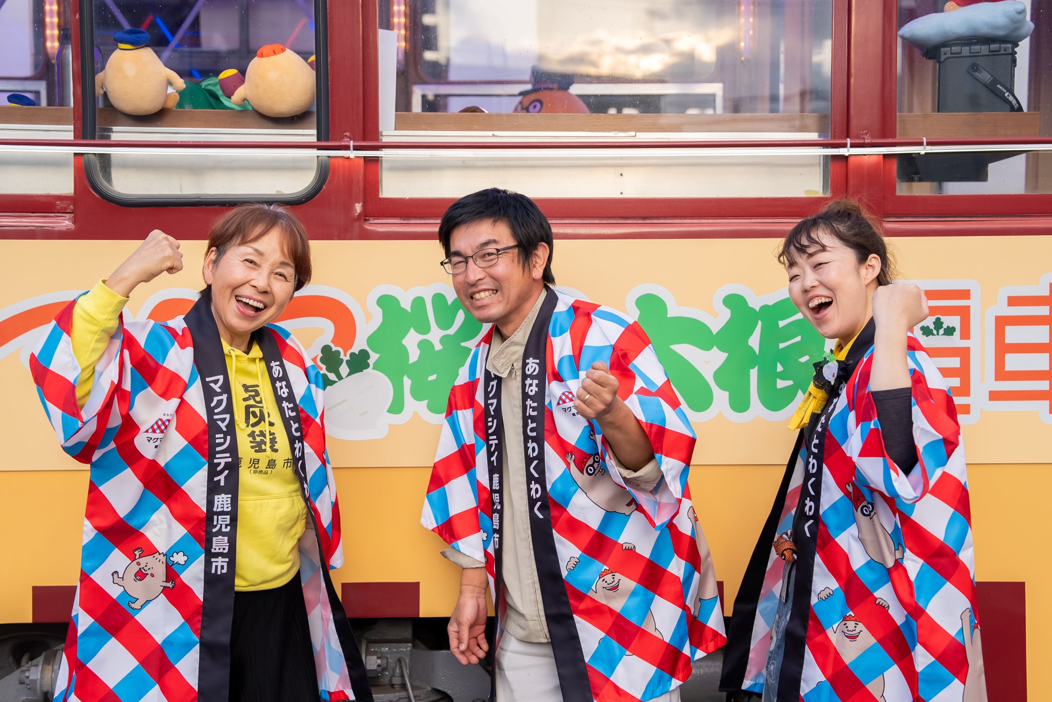 ほくほくの焼き芋を⾷べながら街中を巡る体験型路⾯電⾞「マグマ