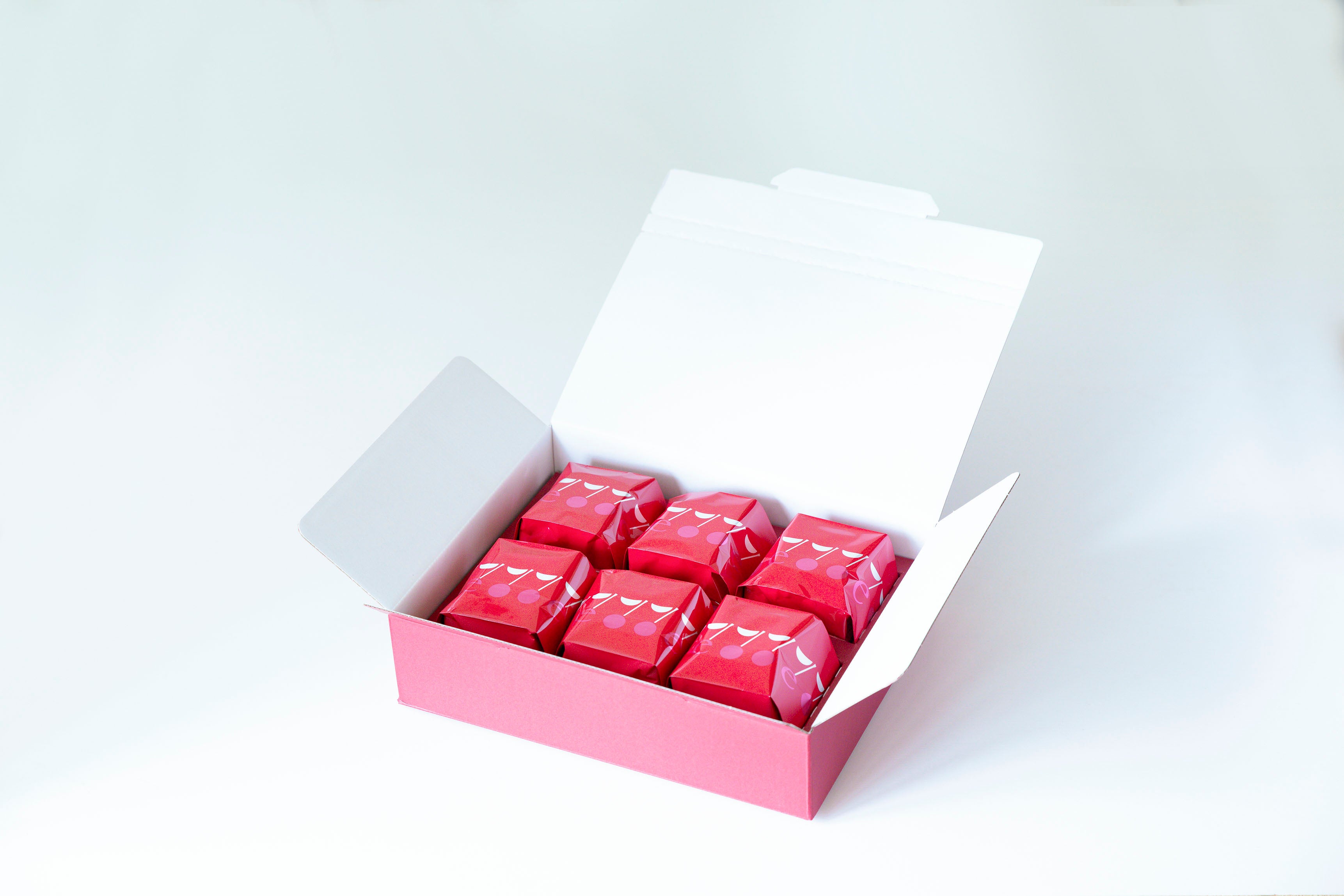 佐藤錦をまるまる1粒のせたチーズタルト1箱