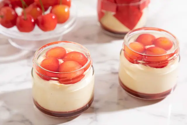 さくらんぼの甘酸っぱさと、濃厚チーズのズッシリ感が楽しめる、贅沢チーズプリンをぜひこの機会にご賞味ください