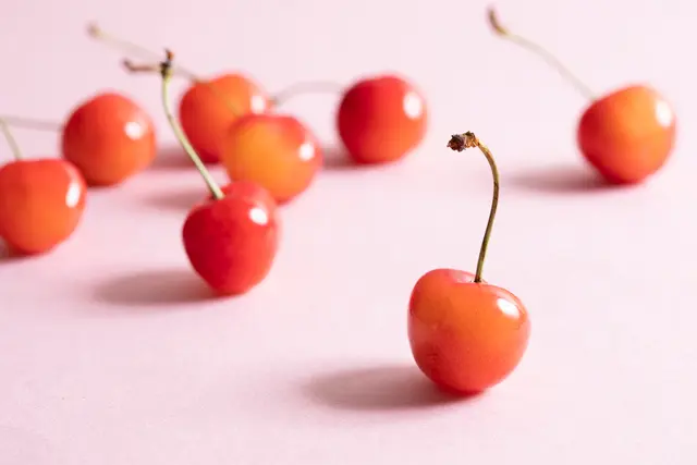 採れたてのさくらんぼを種付きで急速冷凍し、美味しさを閉じ込めました